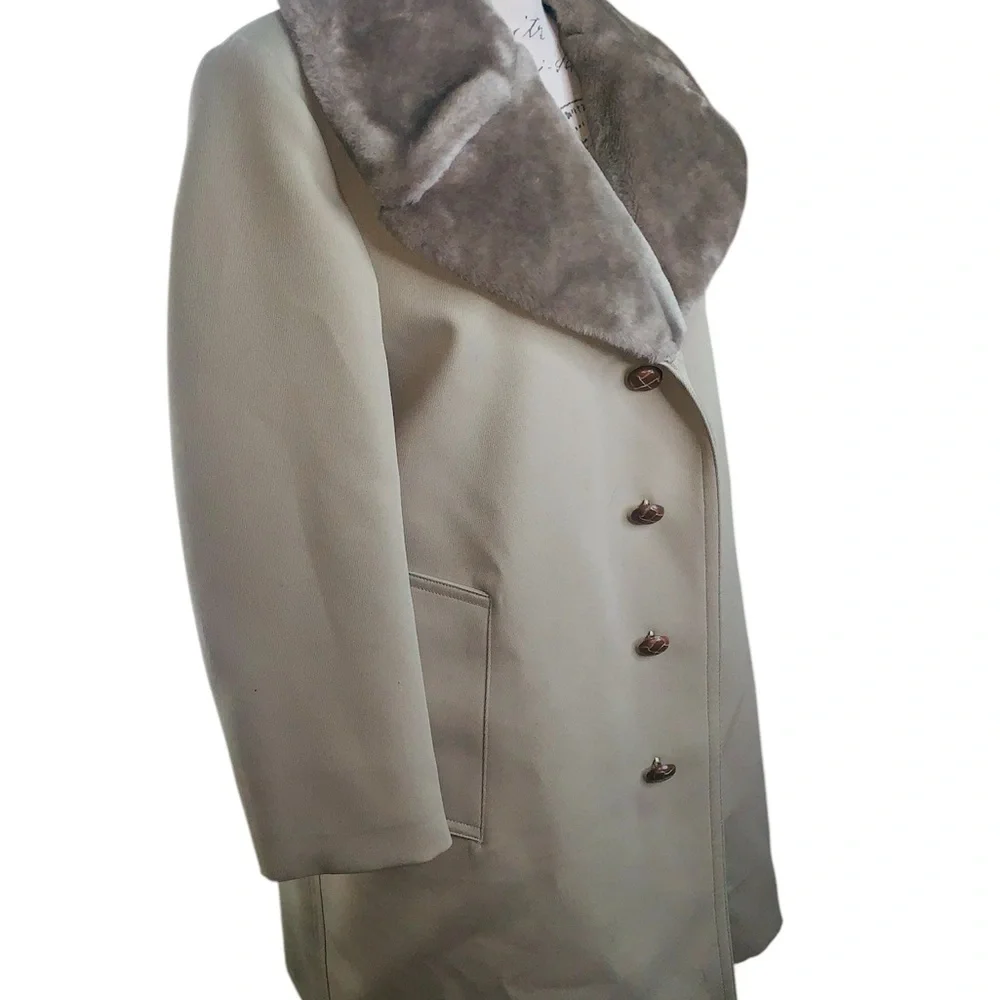 Elegant Gray Coat with Faux Fur Collar - Picture 3 of 7